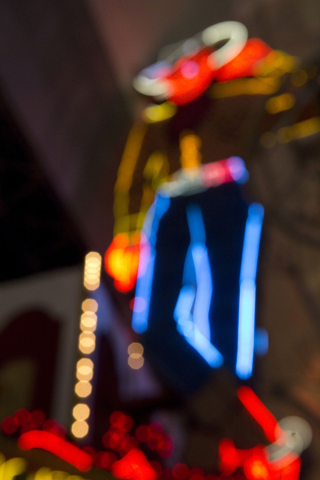 Cowboy, Las Vegas 2014 ist ein poetisches Foto von Dagmar Morath, auf dem  Leuchtreklamen zu sehen sind.